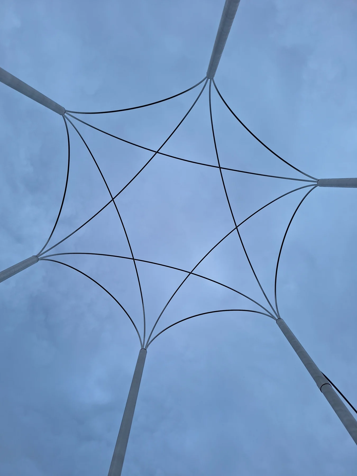 Ein gespanntes Netz vor dem Himmel – Verbindungen und Erzählfäden